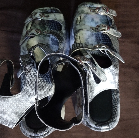 LIKE NEW Snake Print Platform Sandals - Picture 7 of 13